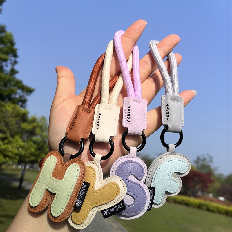 LLavero con iniciales de cuero - Monogram Keychain Leather reseña y precio